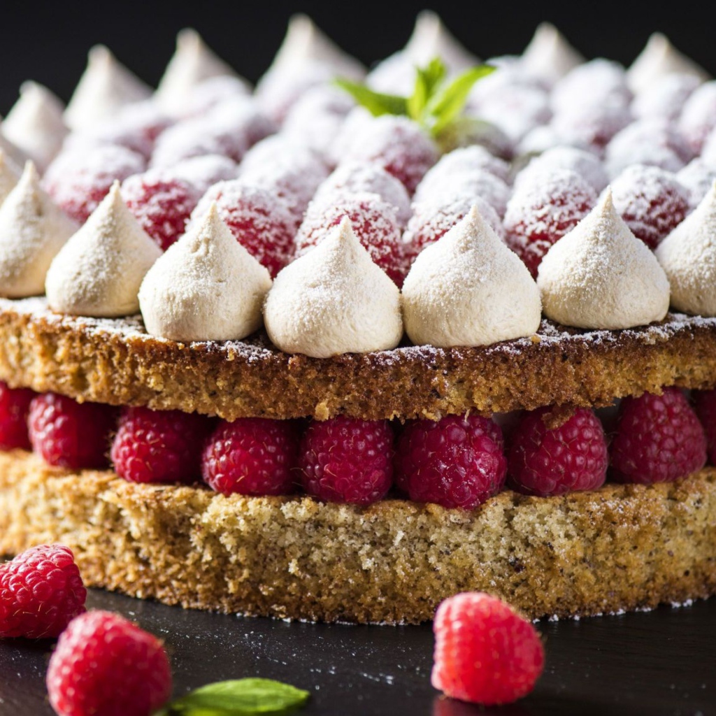 Пирог с ягодами свежей малины и меренгой 