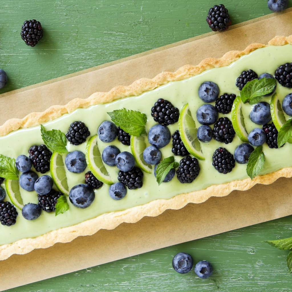 Пирог с лаймом, ягодами черники и ежевики