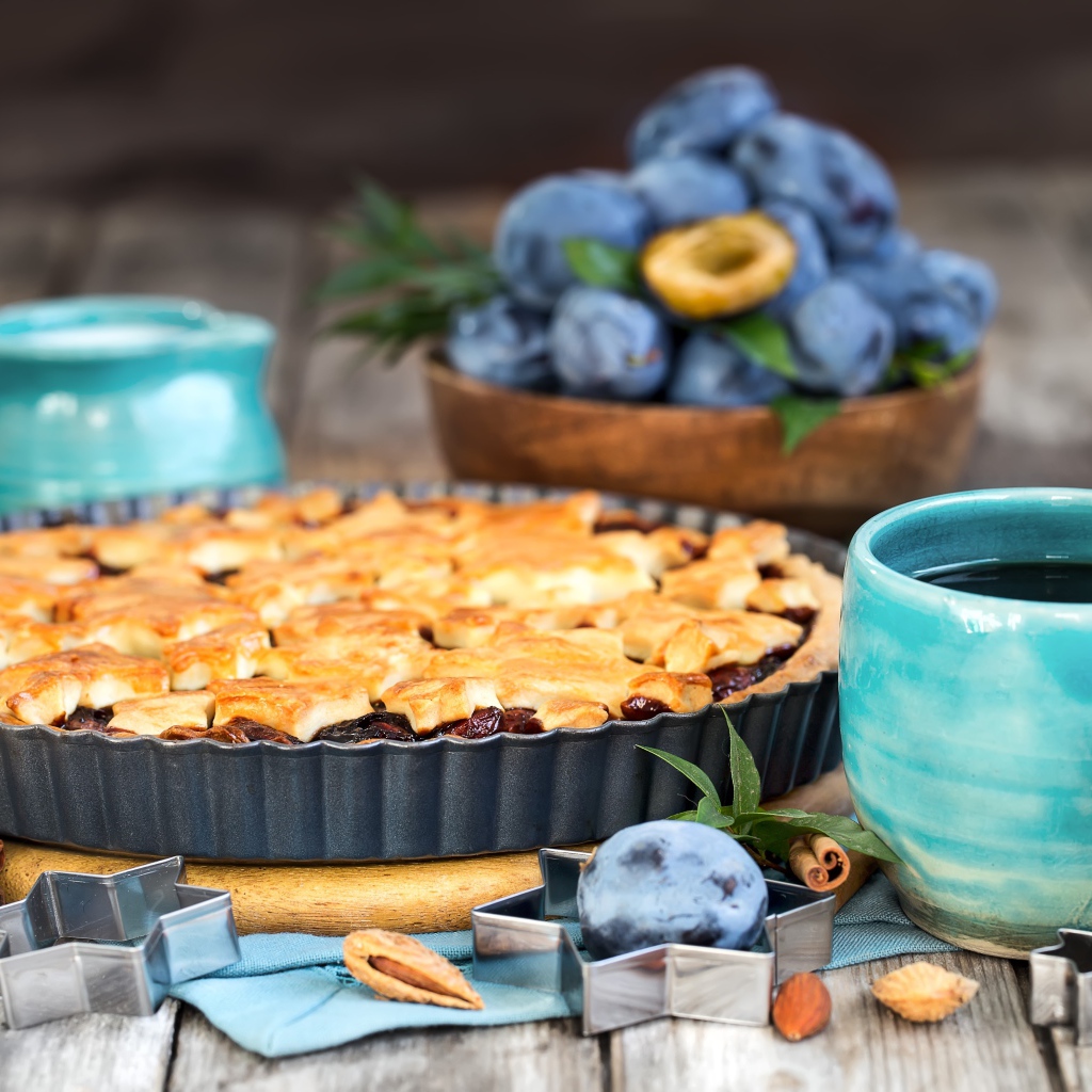 Пирог со сливами и чаем на столе