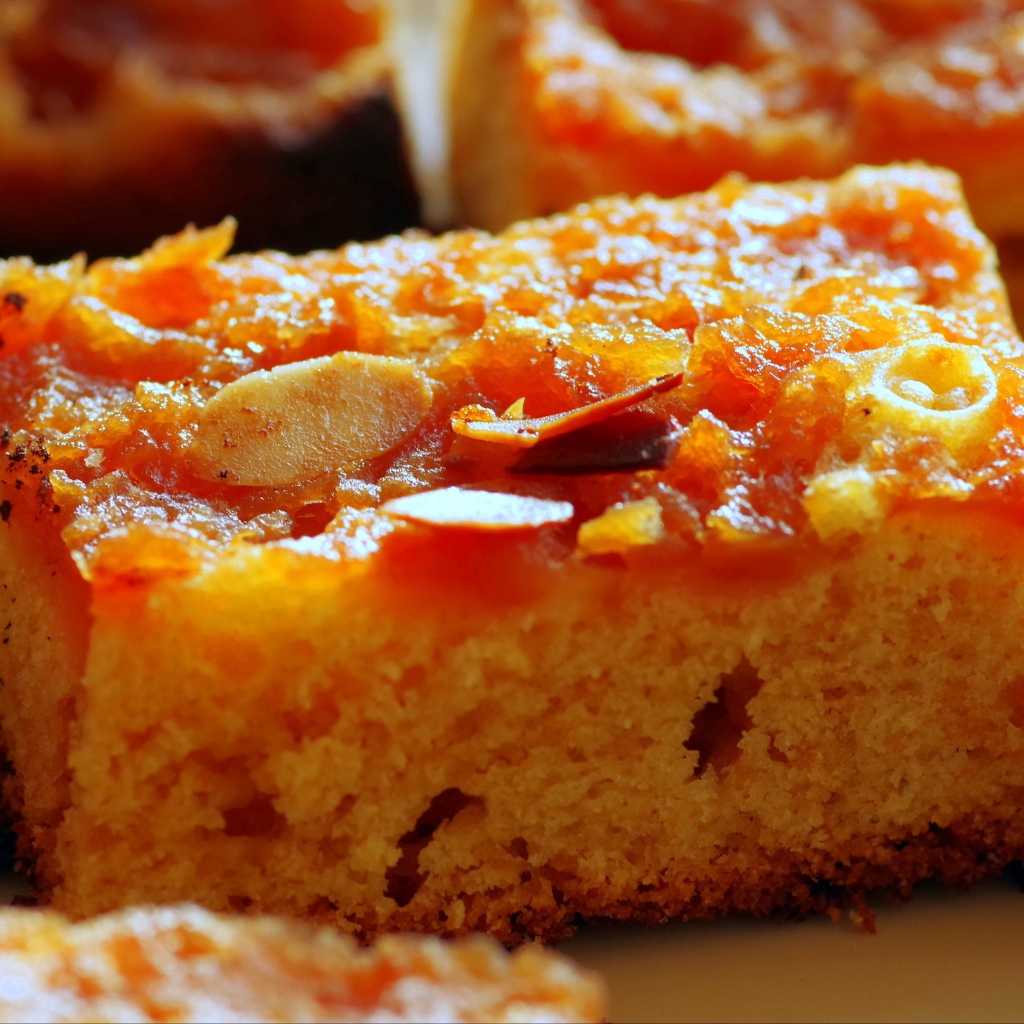 Кусок тыквенного пирога с орехами крупным планом