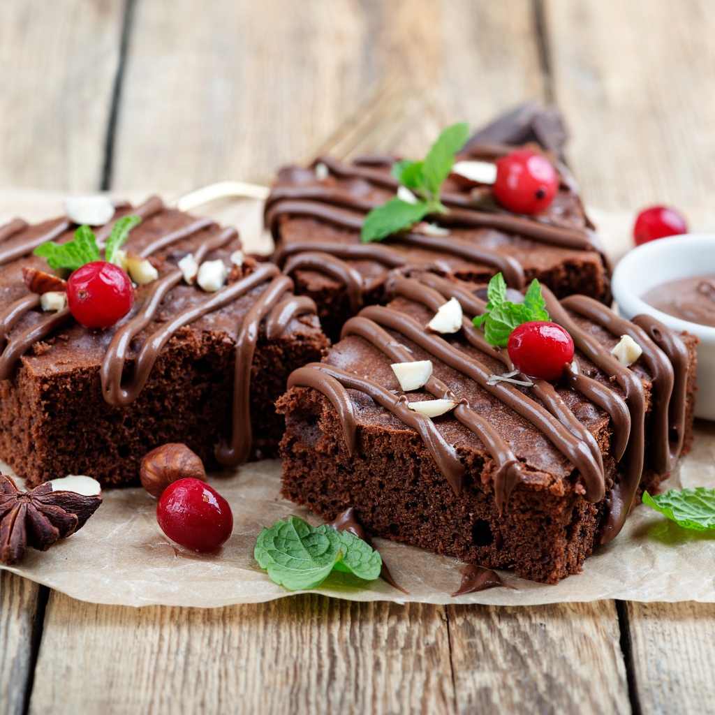 Кусочки шоколадного пирожного с ягодами