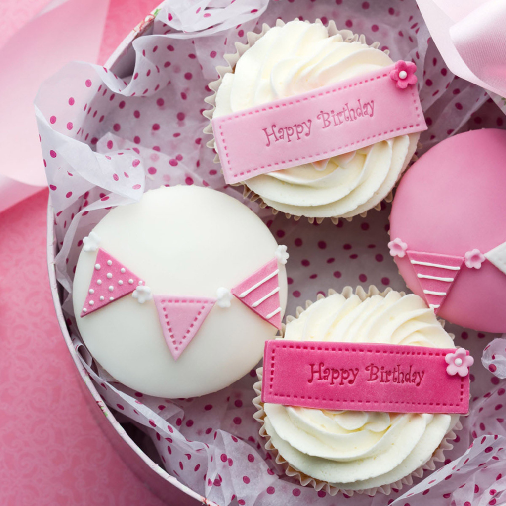 Розовые праздничные кексы ко дню рождения 