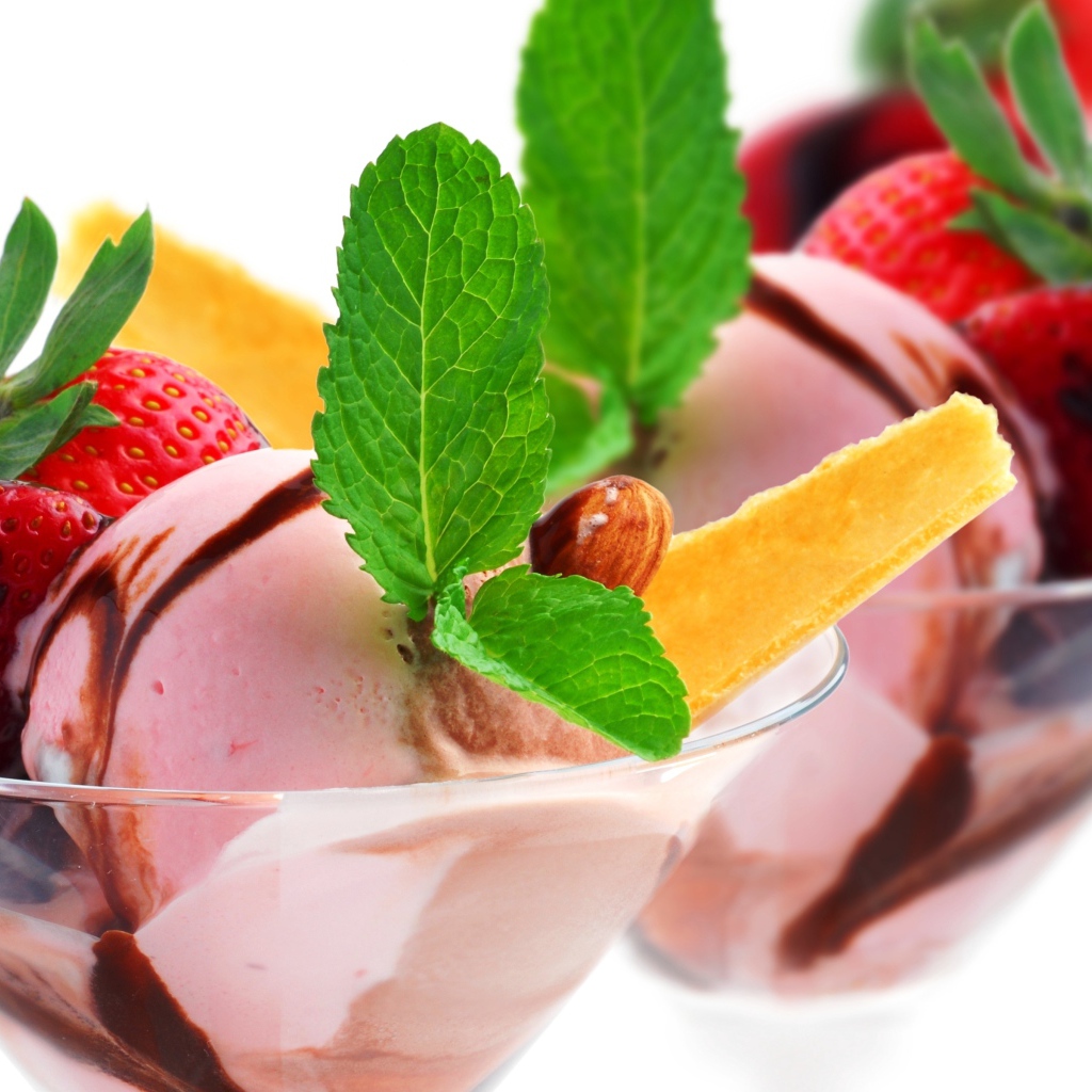 Шарики фруктового мороженого с ягодами клубники