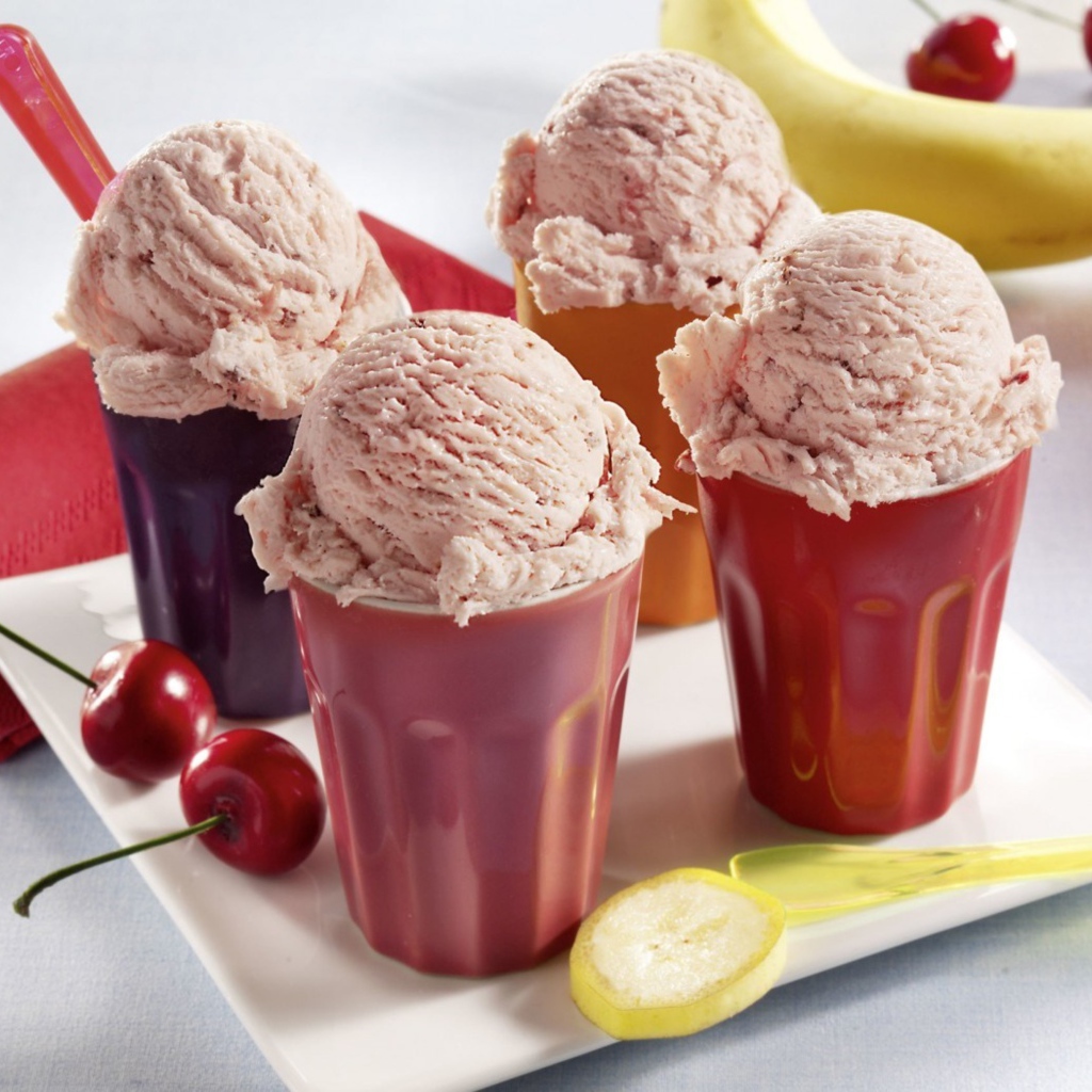 Фруктовое мороженое в стаканчиках на столе