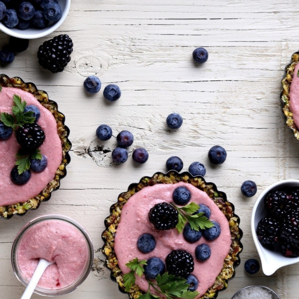 Пудинг с ягодами черники и ежевики на столе 