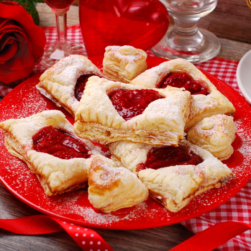 Слоеное печенье с вареньем и красной розой