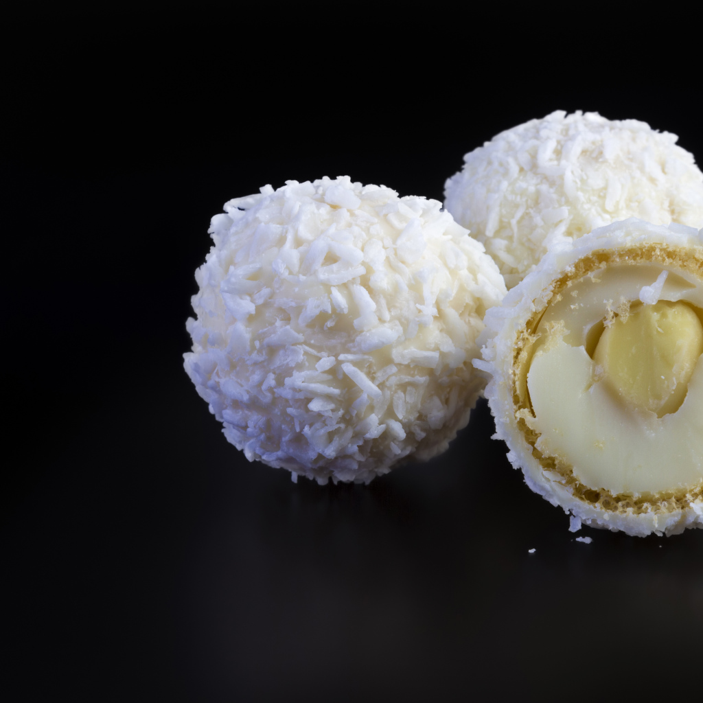 Конфеты раффаэлло на черном фоне