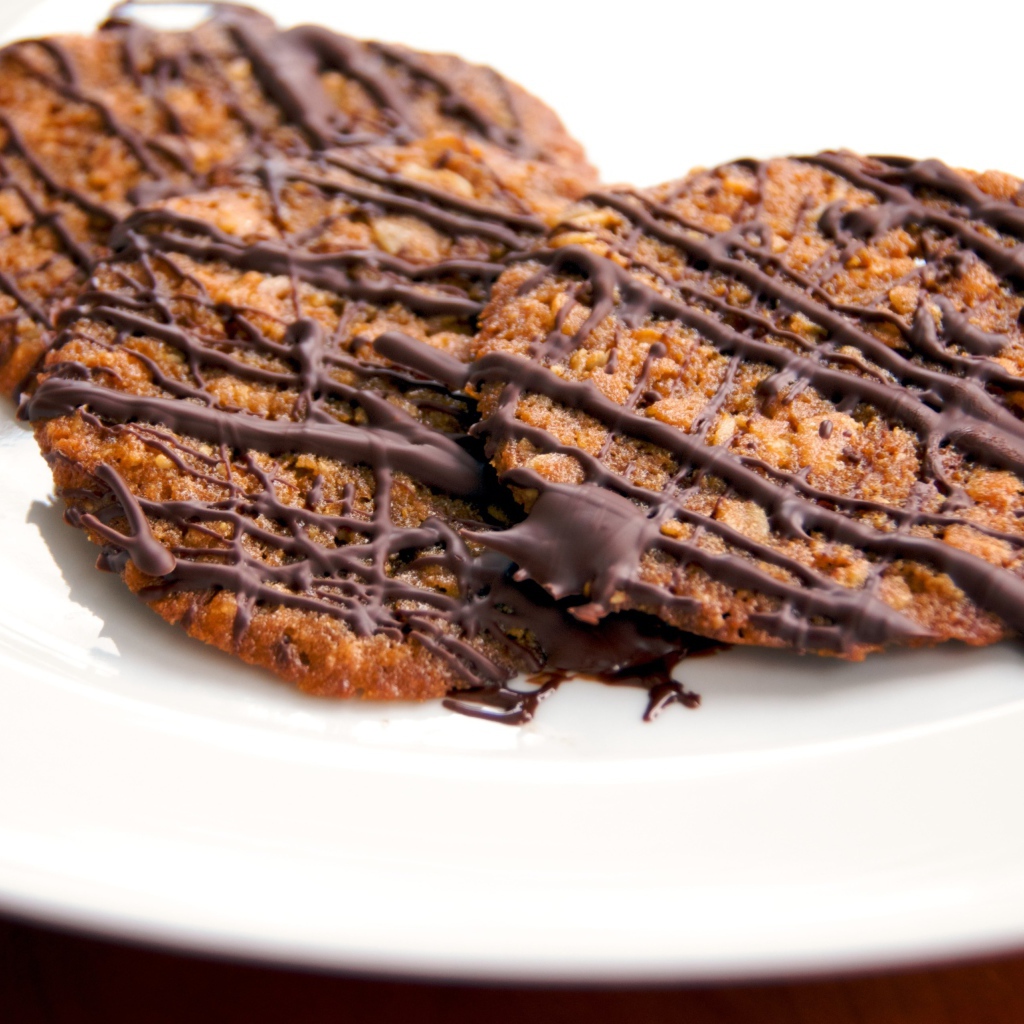 Круглое печенье с шоколадом на белой тарелке