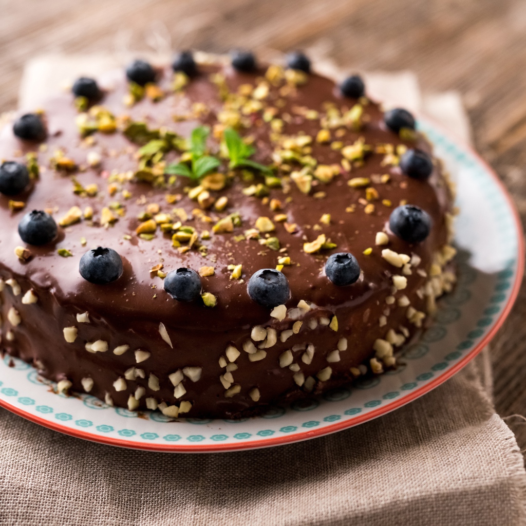 Круглый торт с шоколадом и ягодами черники