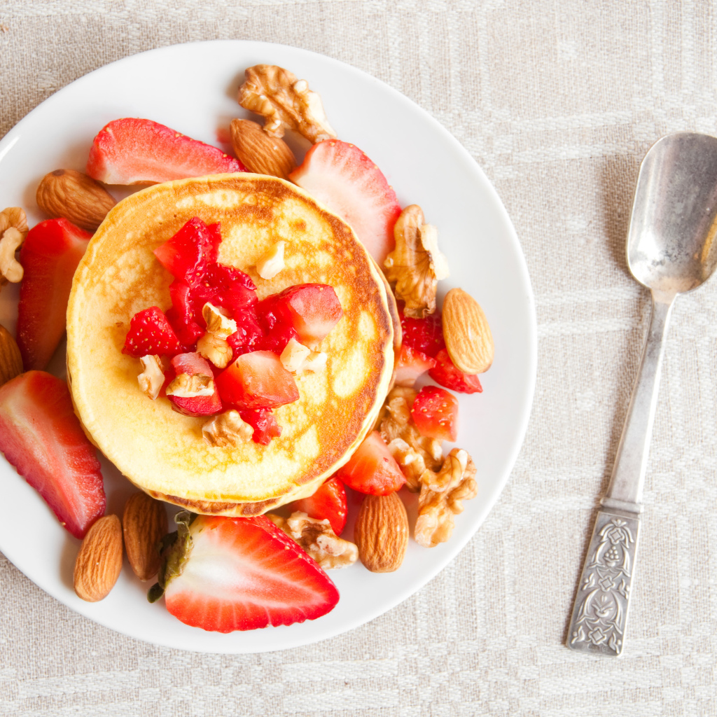 Румяные оладьи с клубникой и орехами