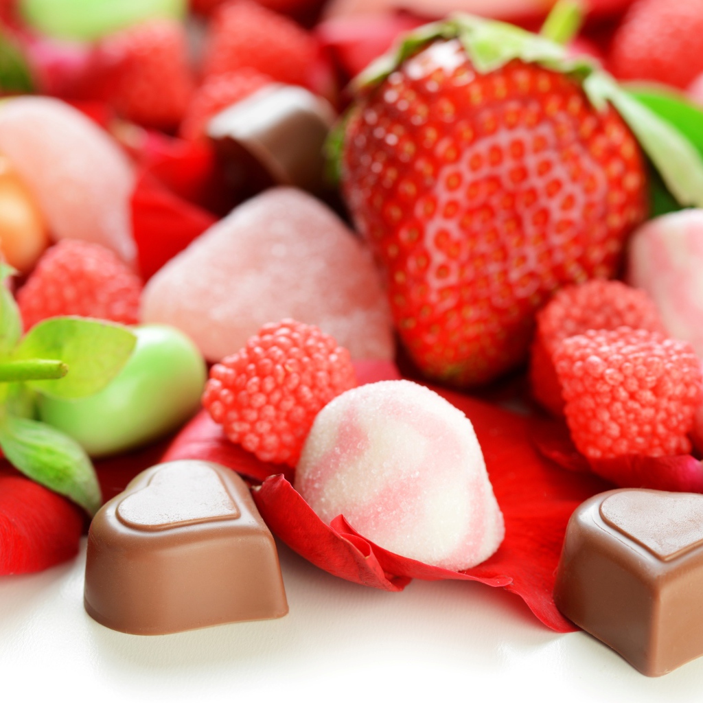 Шоколадные конфеты с ягодами клубники 