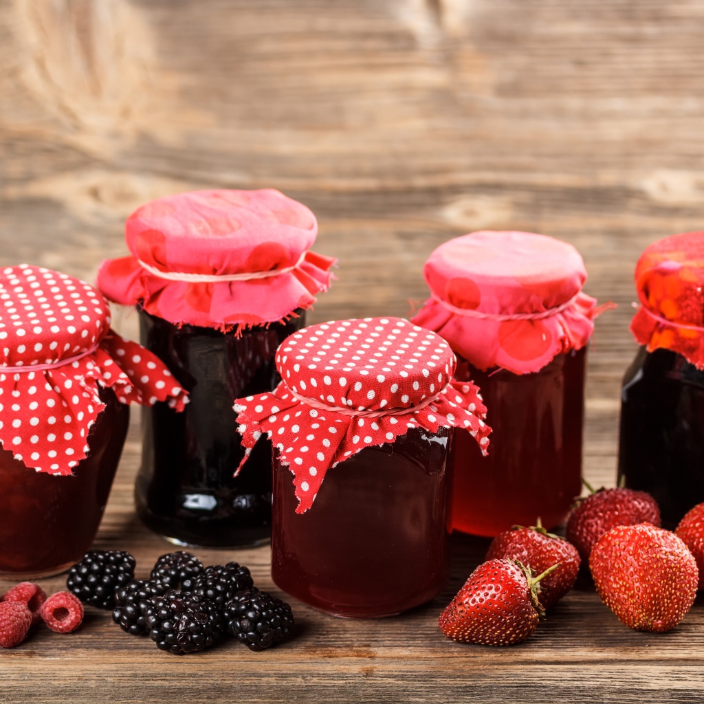 Клубничный, черничный и малиновый джем в банках