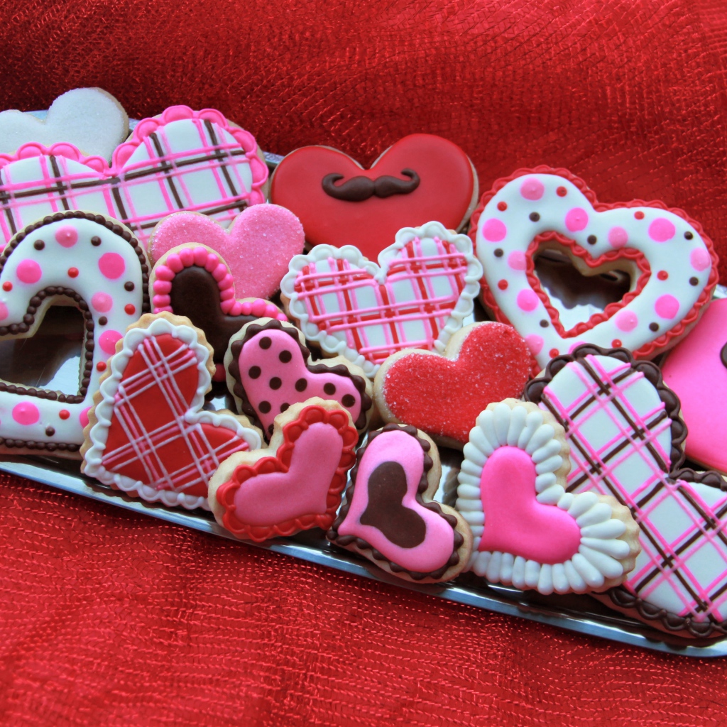Сладкое аппетитное печенье в форме сердечек