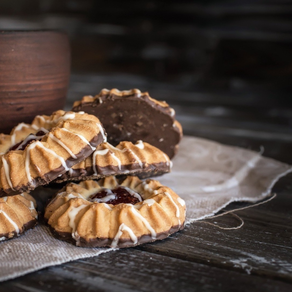 Сладкое печенье с шоколадом на столе