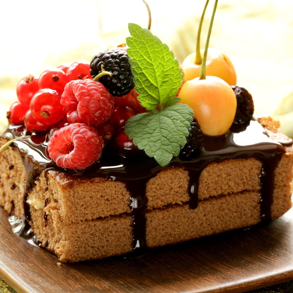 Сладкое пирожное с шоколадом и ягодами