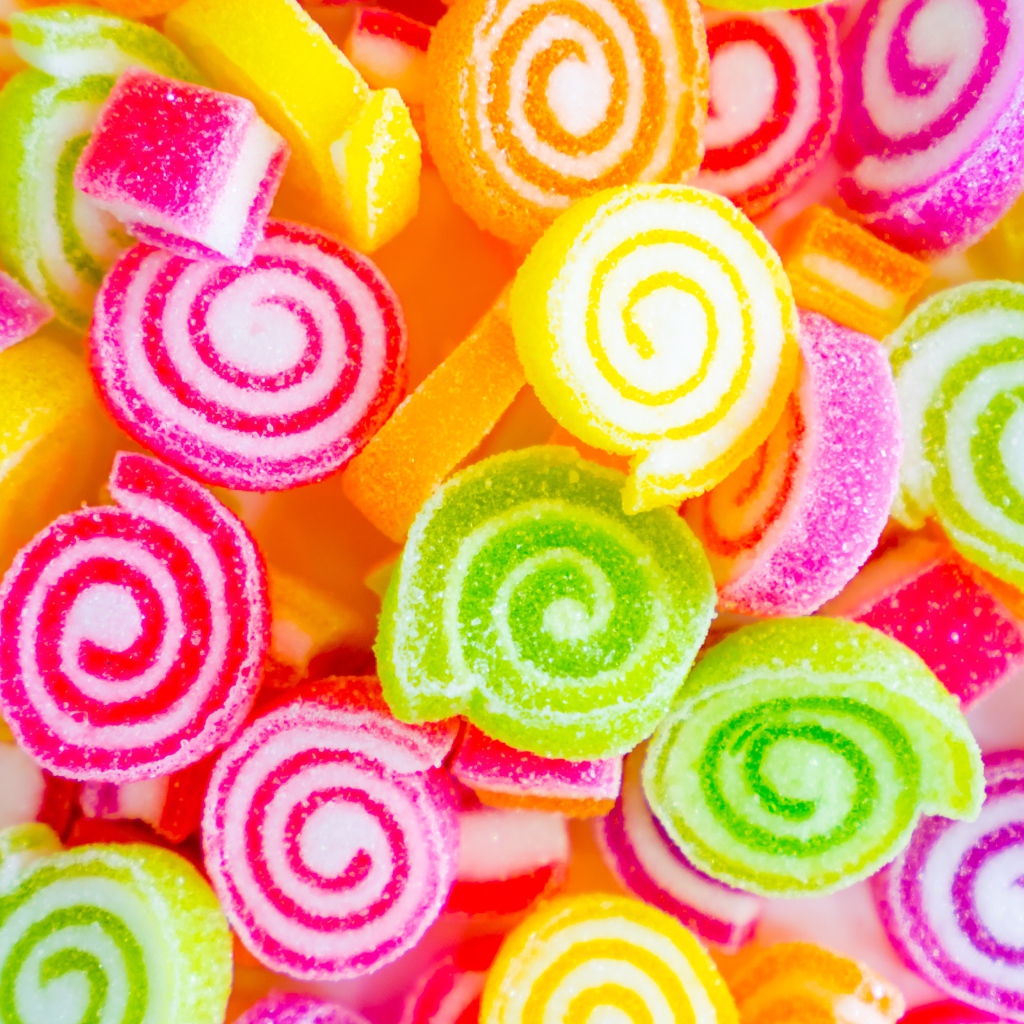 Сладкие разноцветные мармеладные конфеты в сахаре 