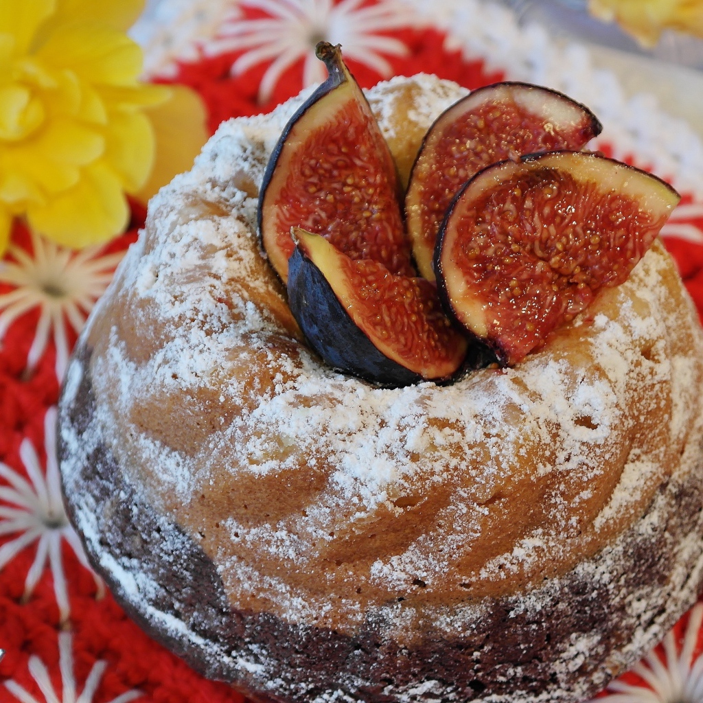 Сладкий кекс с инжиром и сахарной пудрой 
