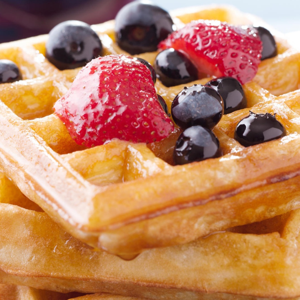 Сладкие медовые вафли с ягодами 