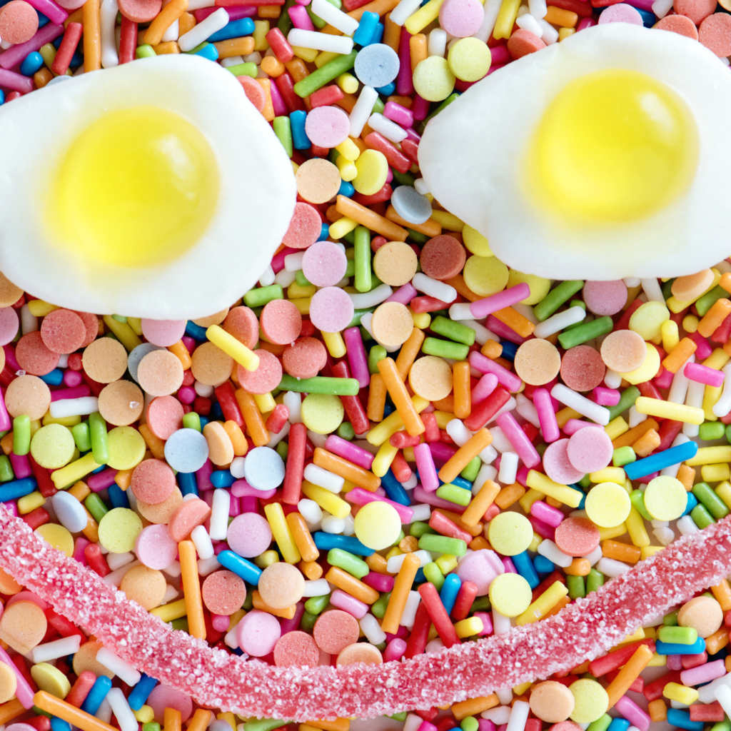 Сладкая улыбка из конфет 