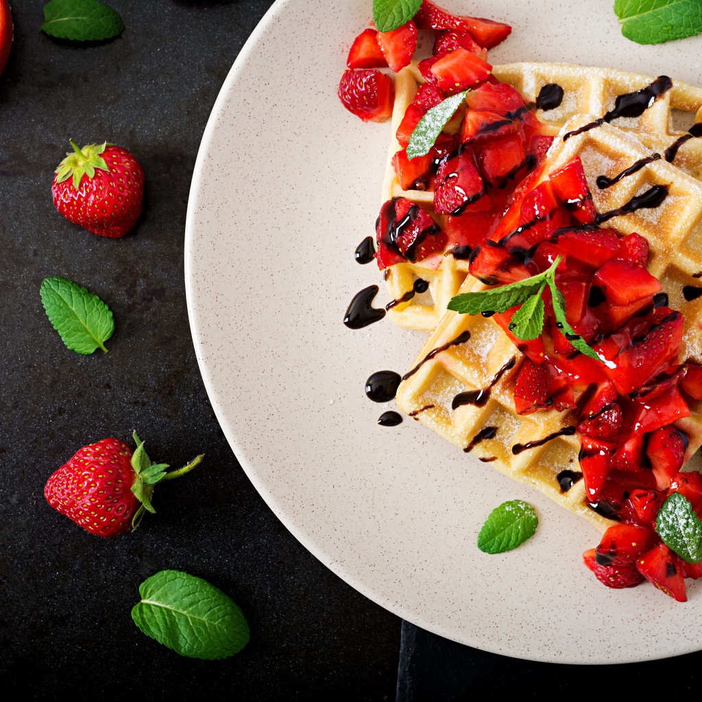 Сладкие вафли с шоколадом и кусочками клубники