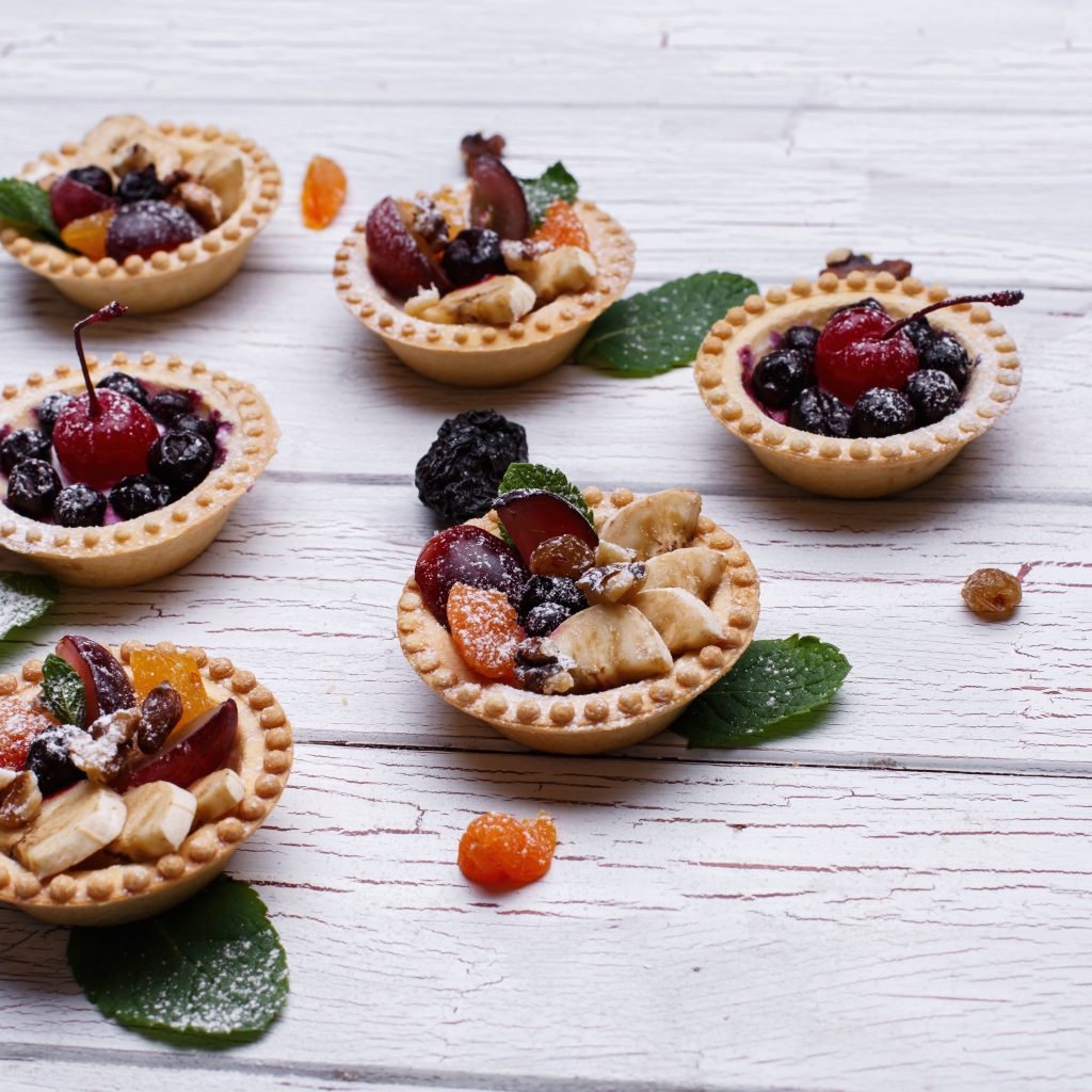 Тарталетки со сливами, бананом и сухофруктами