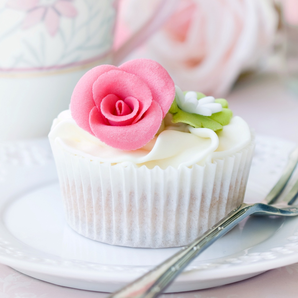 Кекс украшен розовым сахарным цветком