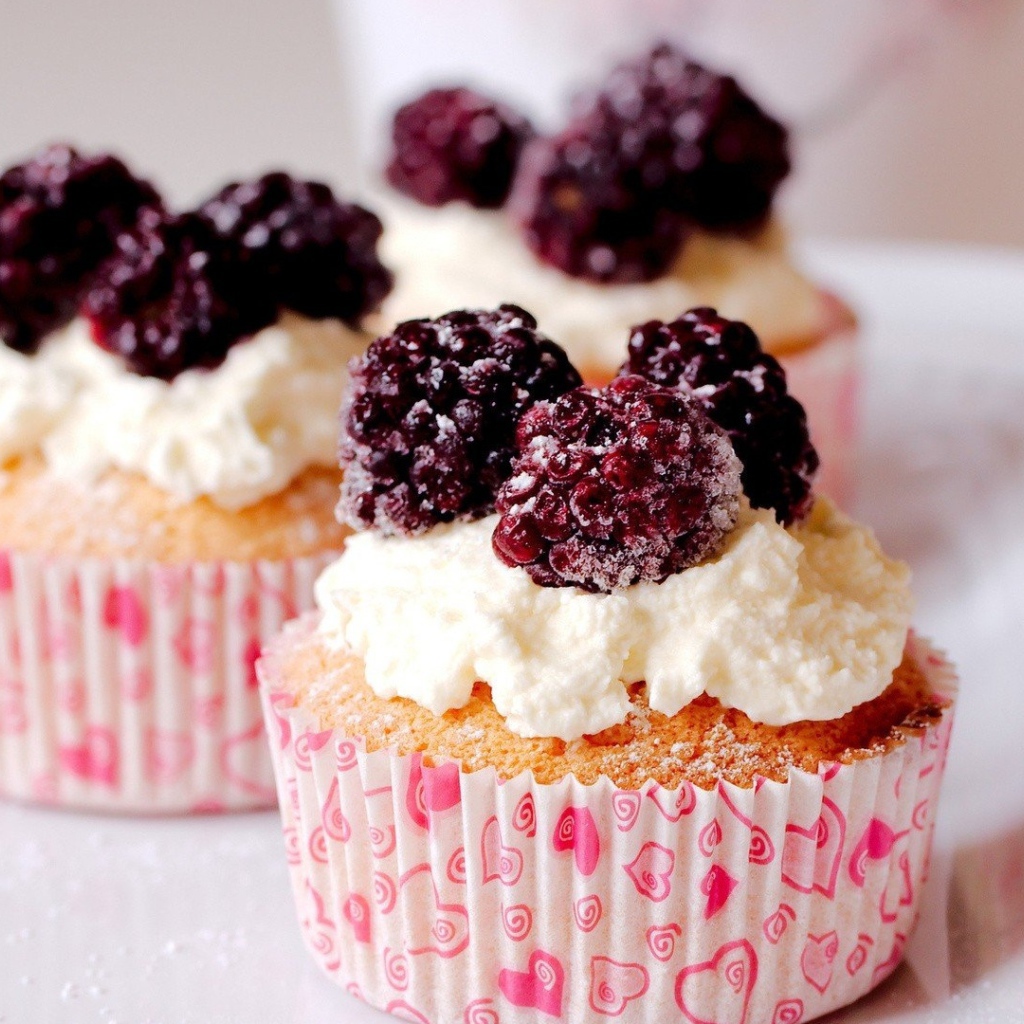 Три кекса с кремом и замороженной малиной