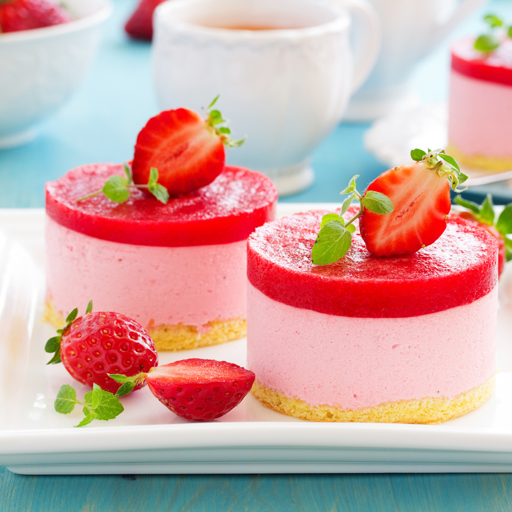 Два пирожных суфле с ягодами клубники