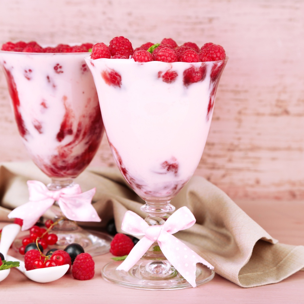 Две креманки с десертом из йогурта и малины