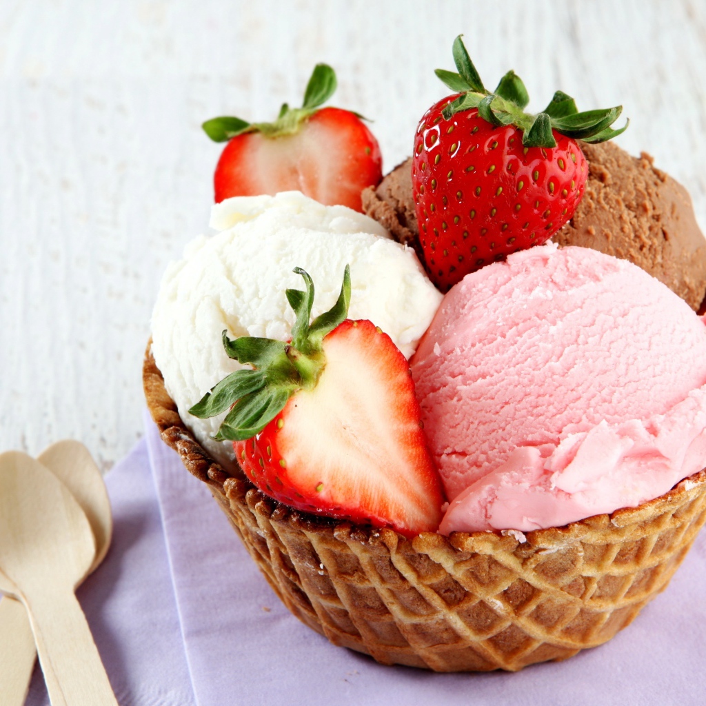Вафельная корзинка с шариками мороженого и свежей клубникой