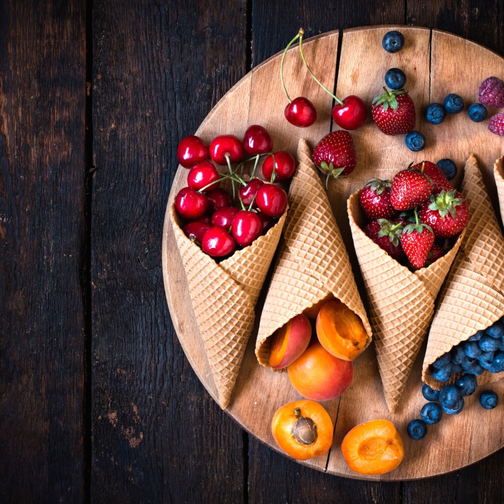 Вафельные рожки с клубникой, малиной, черешнями и черникой