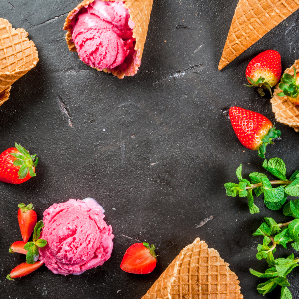 Вафельные рожки с клубничным мороженым и клубникой 