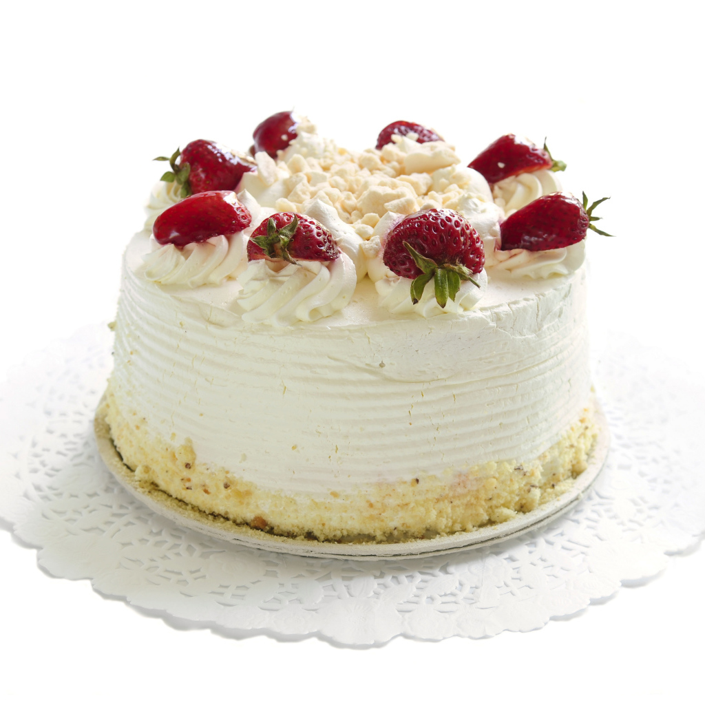 Белый торт мусс с клубникой на белой салфетке 