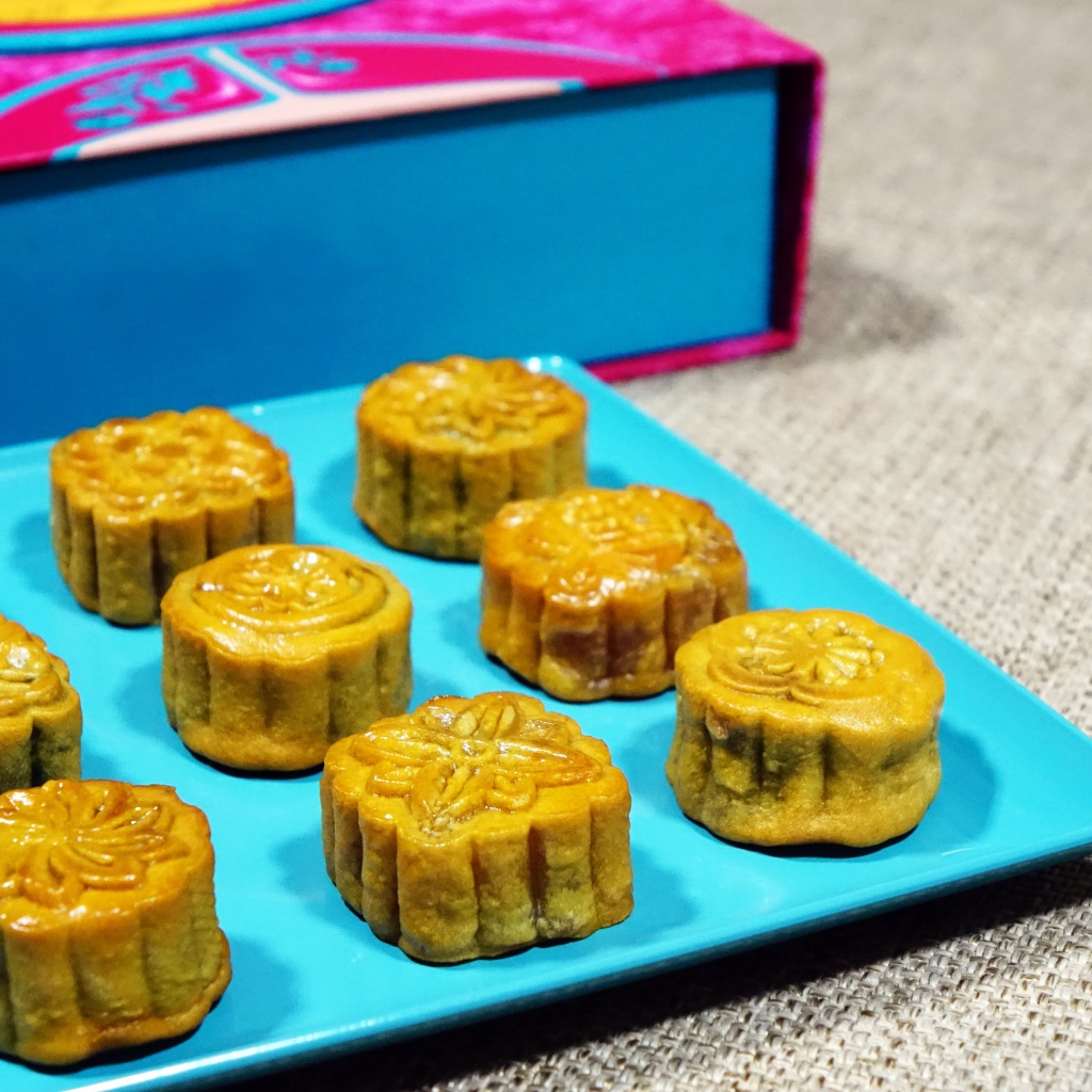 Свежий десерт на голубой тарелке 