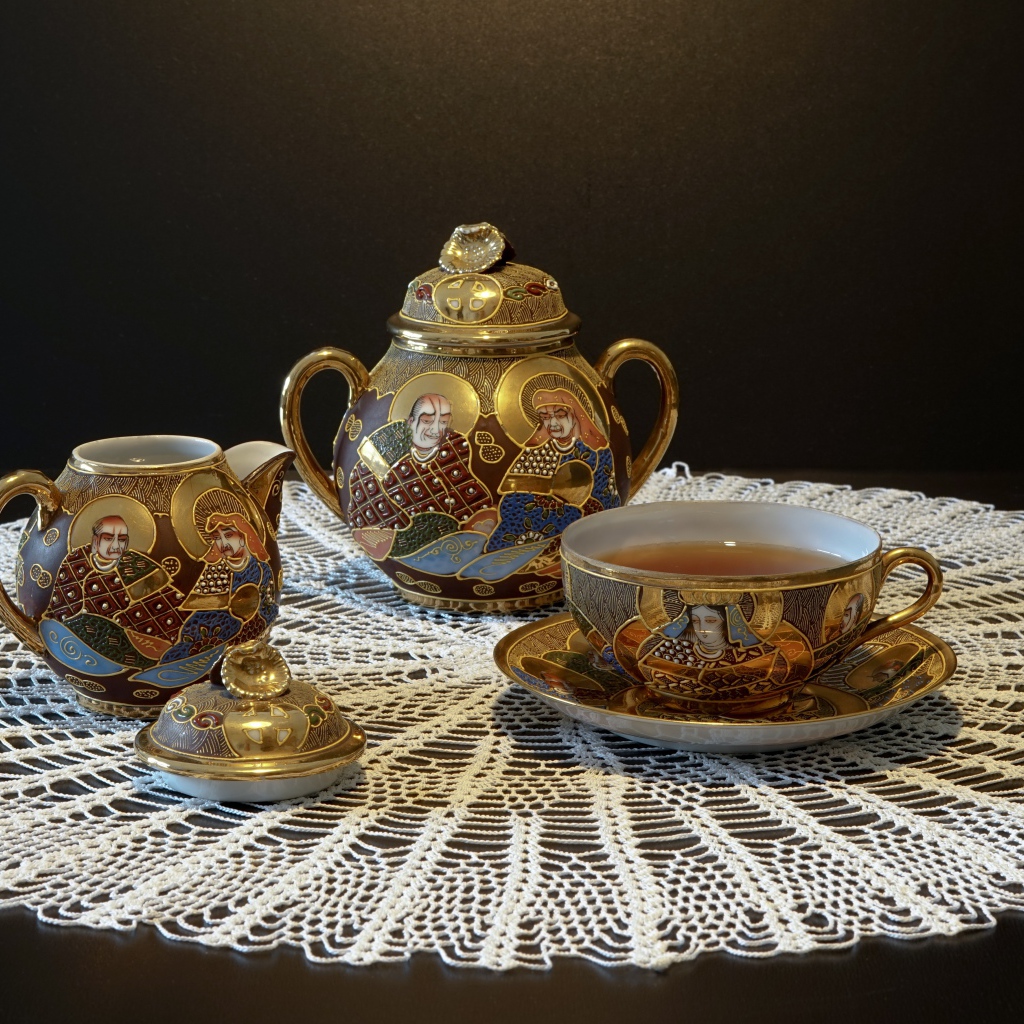 Красивый чайный сервиз на столе с белой салфеткой