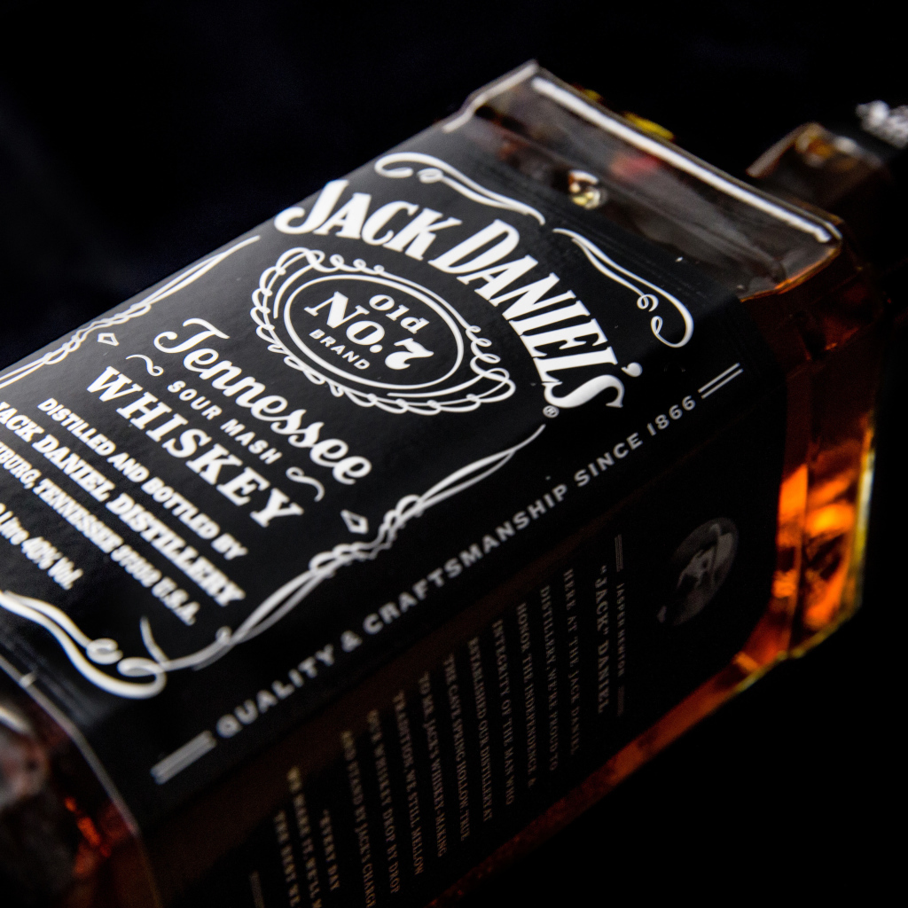 Бутылка виски Jack Daniels на черном фоне