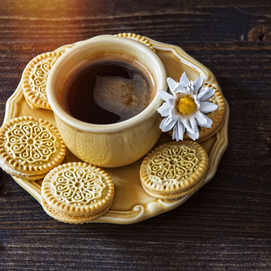 Чашка кофе на блюдце с печеньем