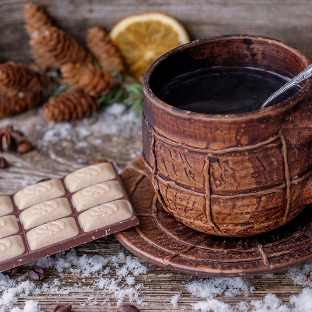 Чашка кофе на столе с шоколадом 