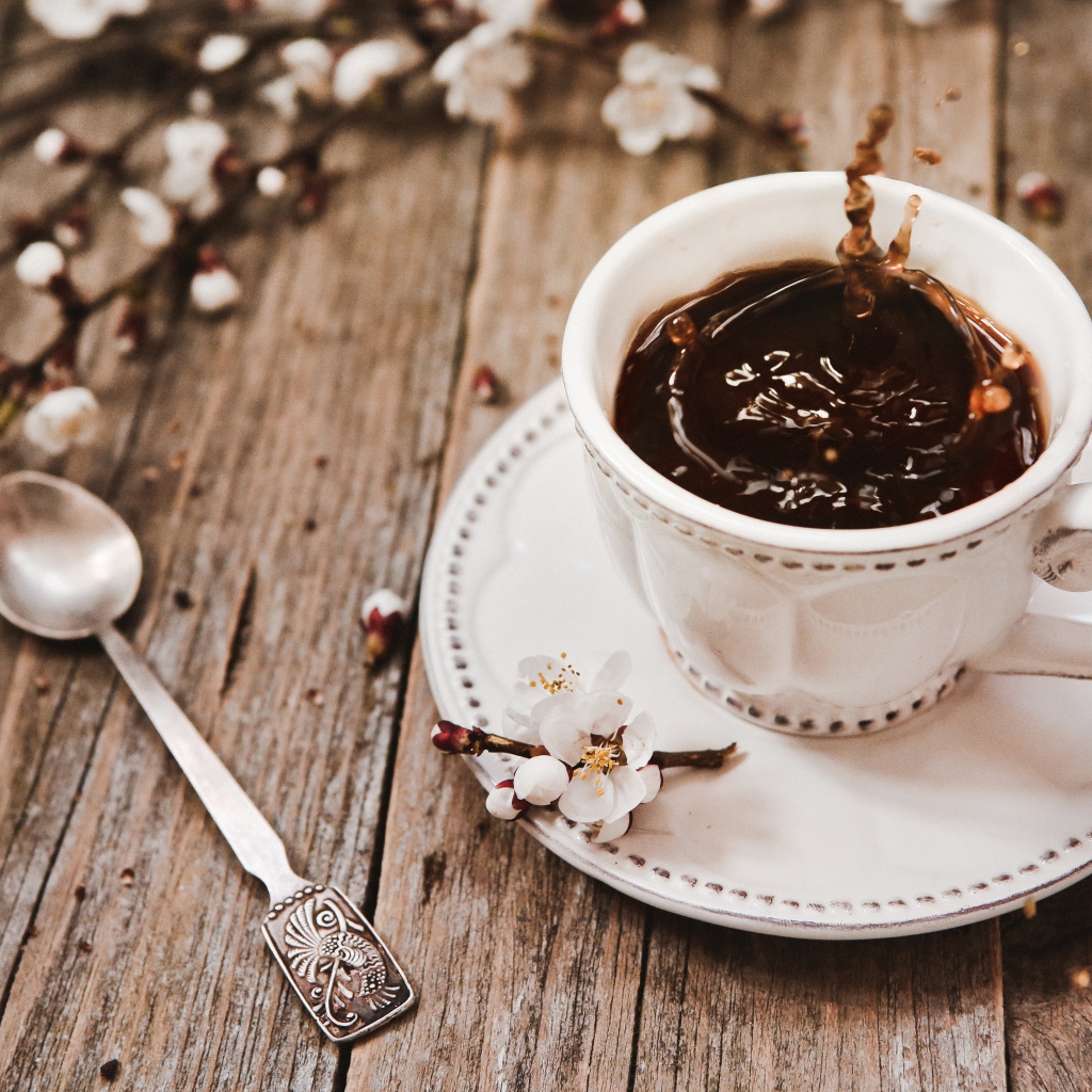 Чашка кофе на столе с цветами абрикоса