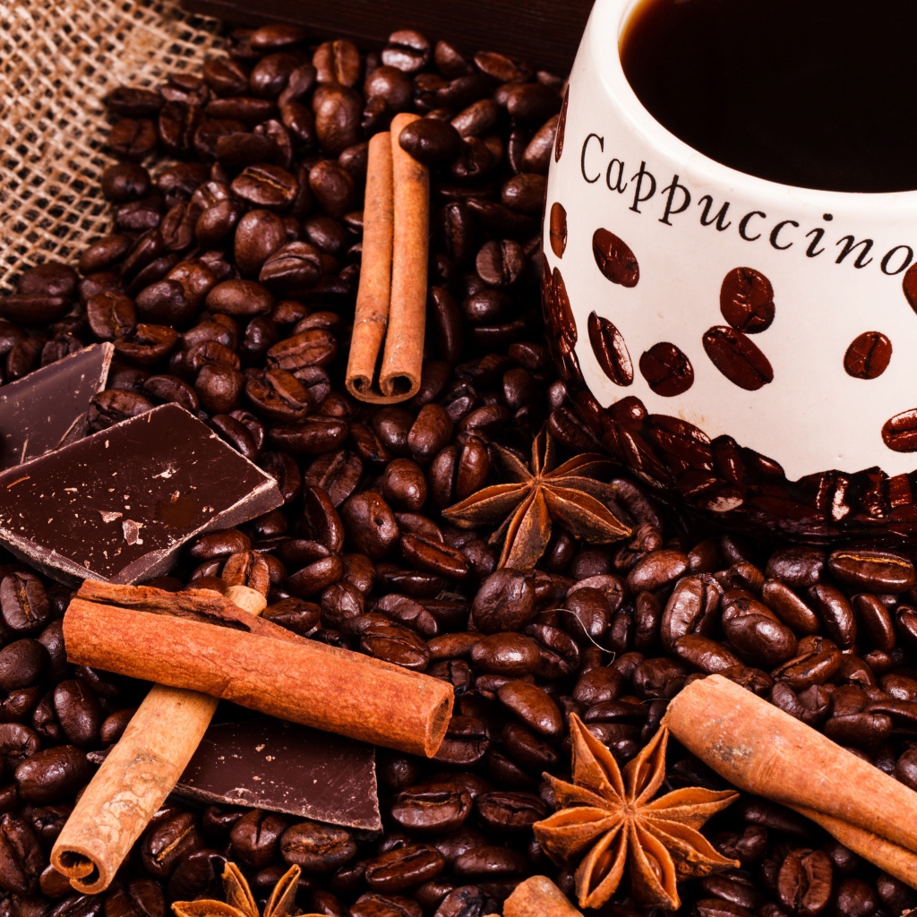 Чашка кофе с кофейными зернами, корицей, шоколадом и бадьяном 