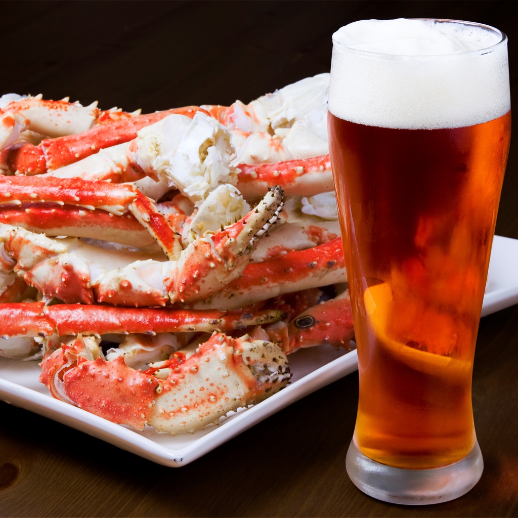 Бокал пива с крабовым мясом