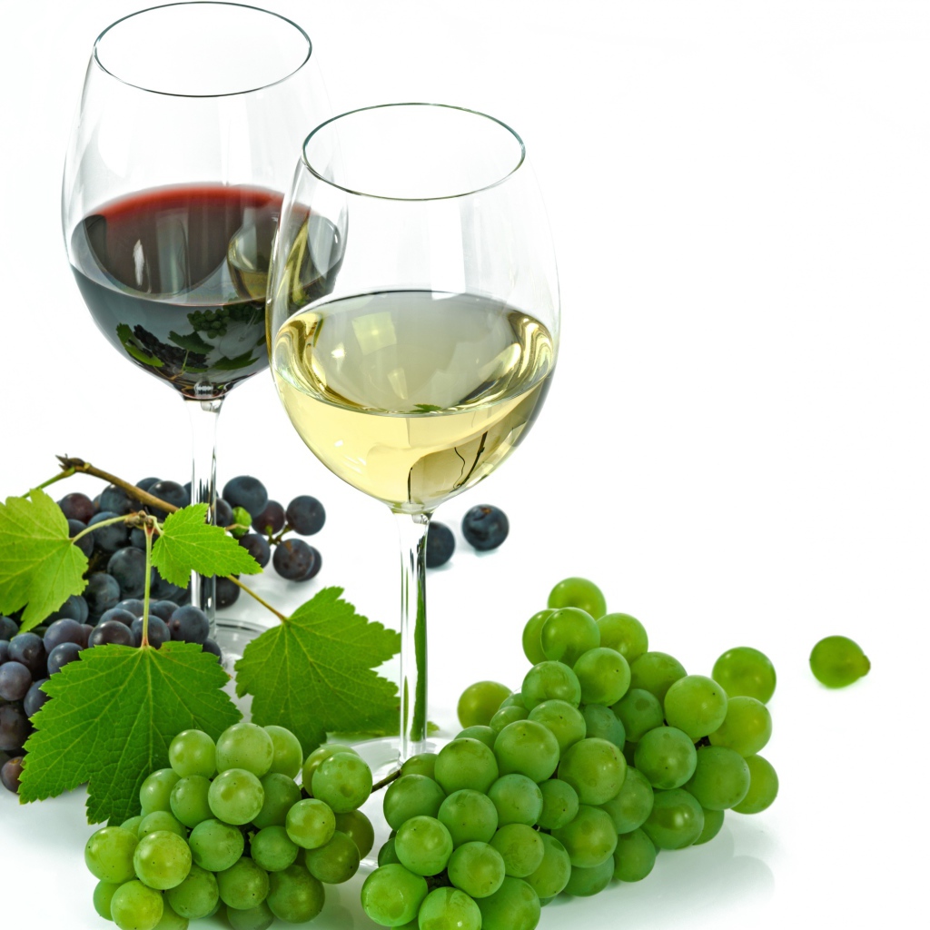 Бокал белого и красного вина на белом фоне с виноградом