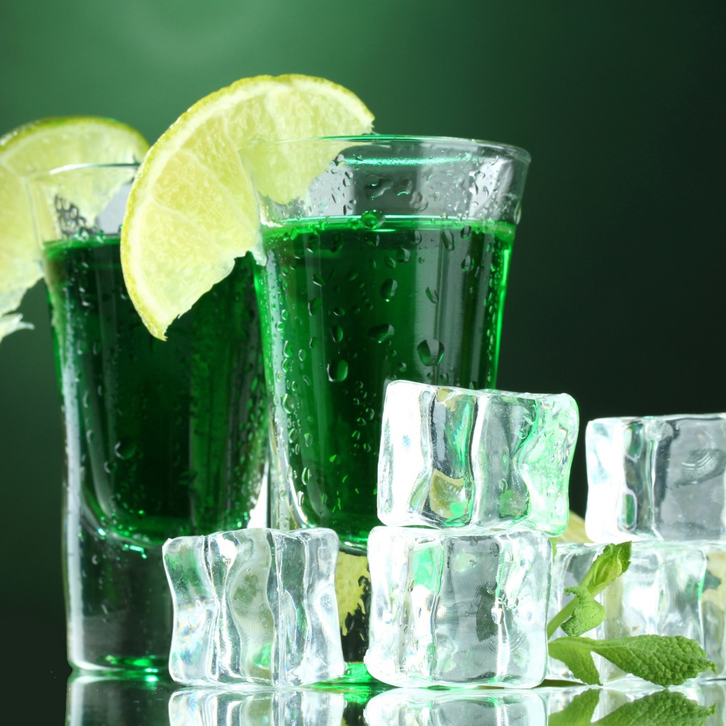 Абсент с лимоном и кубиками льда