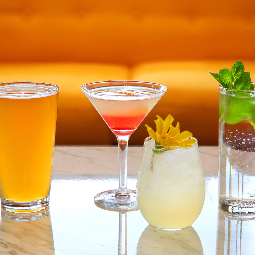 Алкогольные напитки на столе