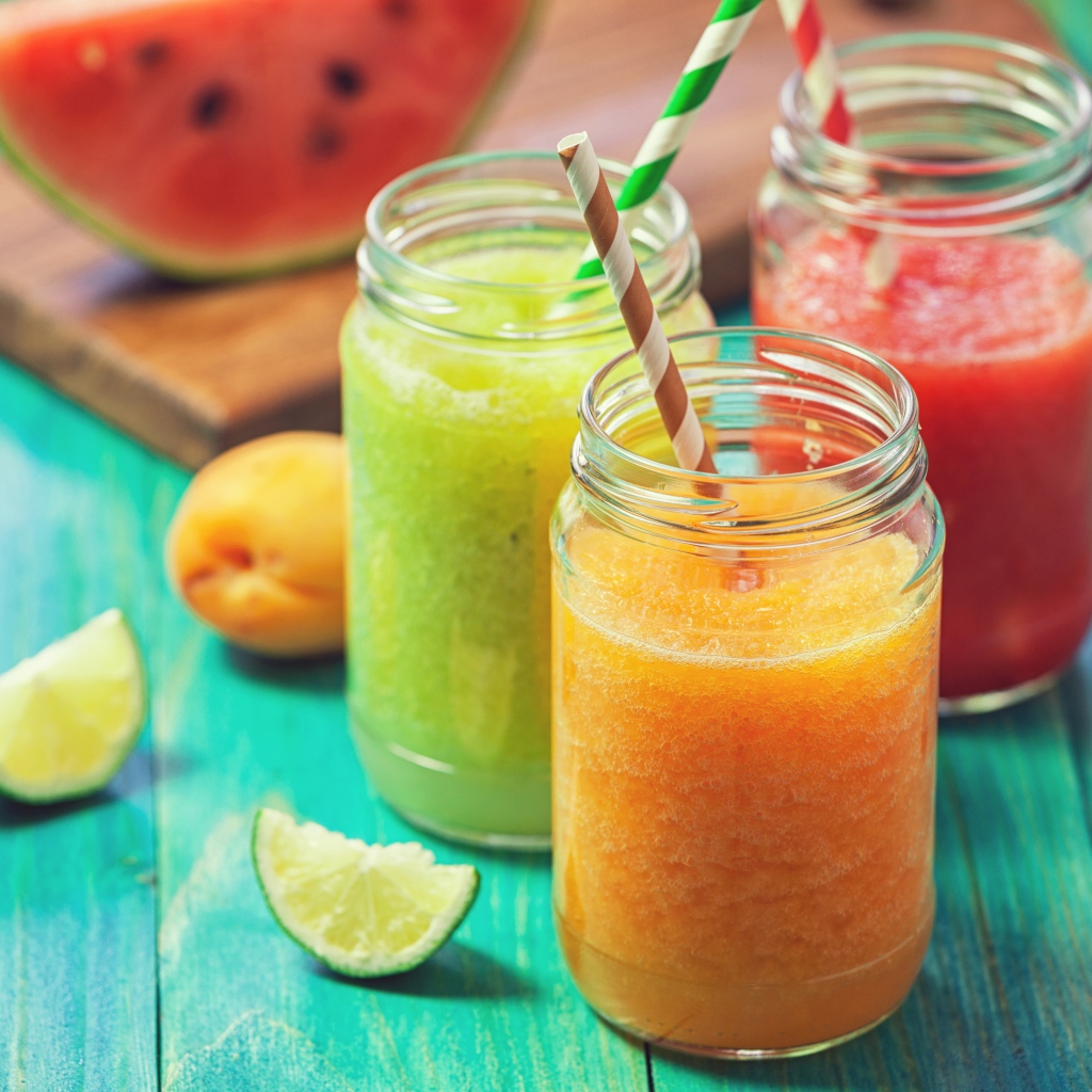 Аппетитное свежее ягодное смузи в баночках на столе