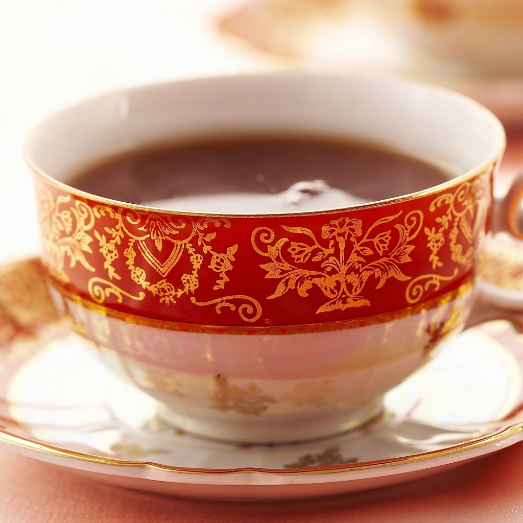 Красивая чашка чая на блюдце 