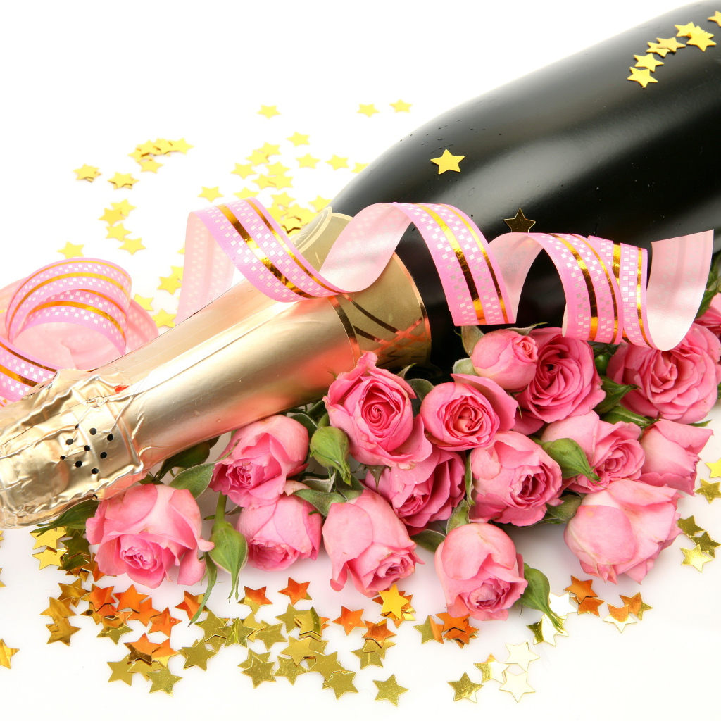 Бутылка шампанского с розовыми розами на белом фоне с розовой лентой 