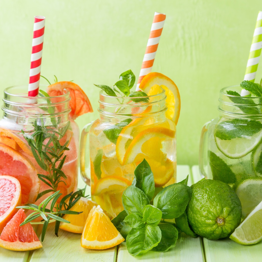 Цитрусовые коктейли в баночках с трубочками