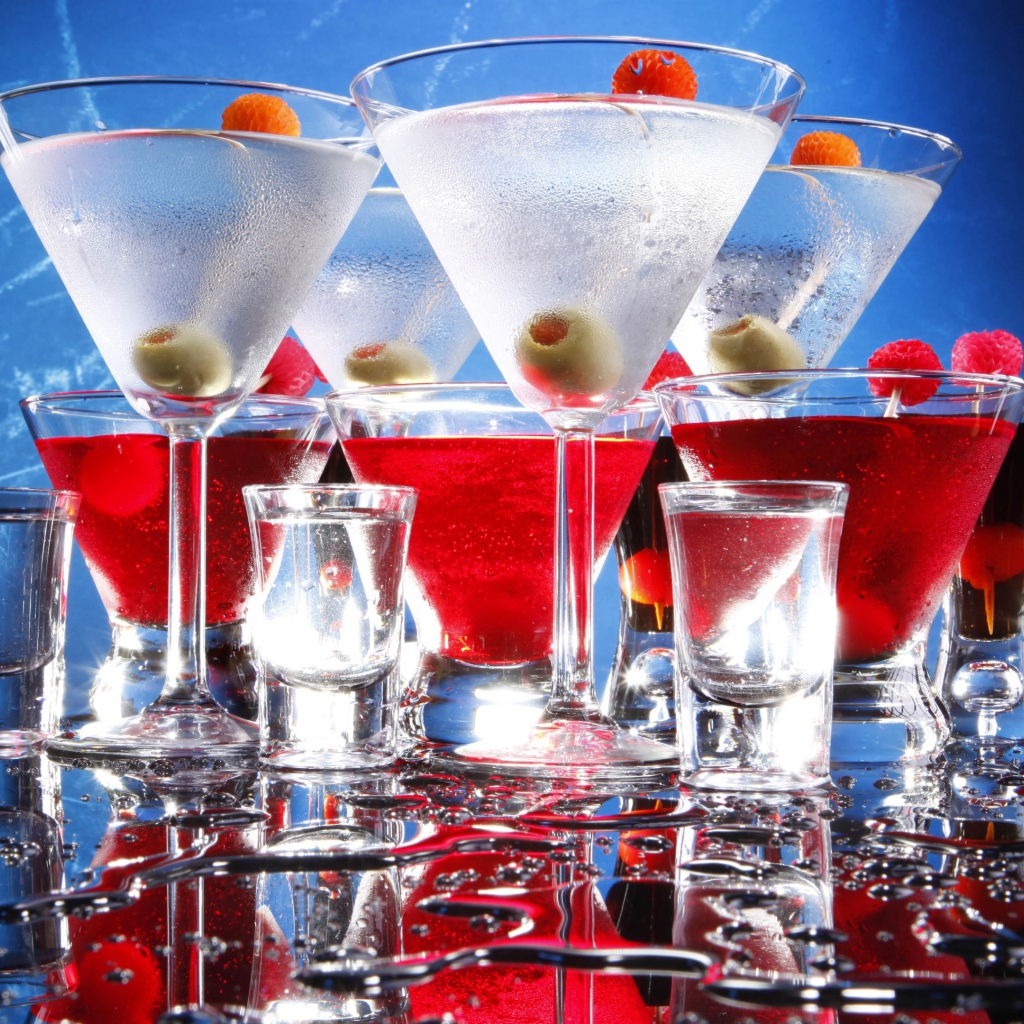 Коктейли с рюмками на мокром столе