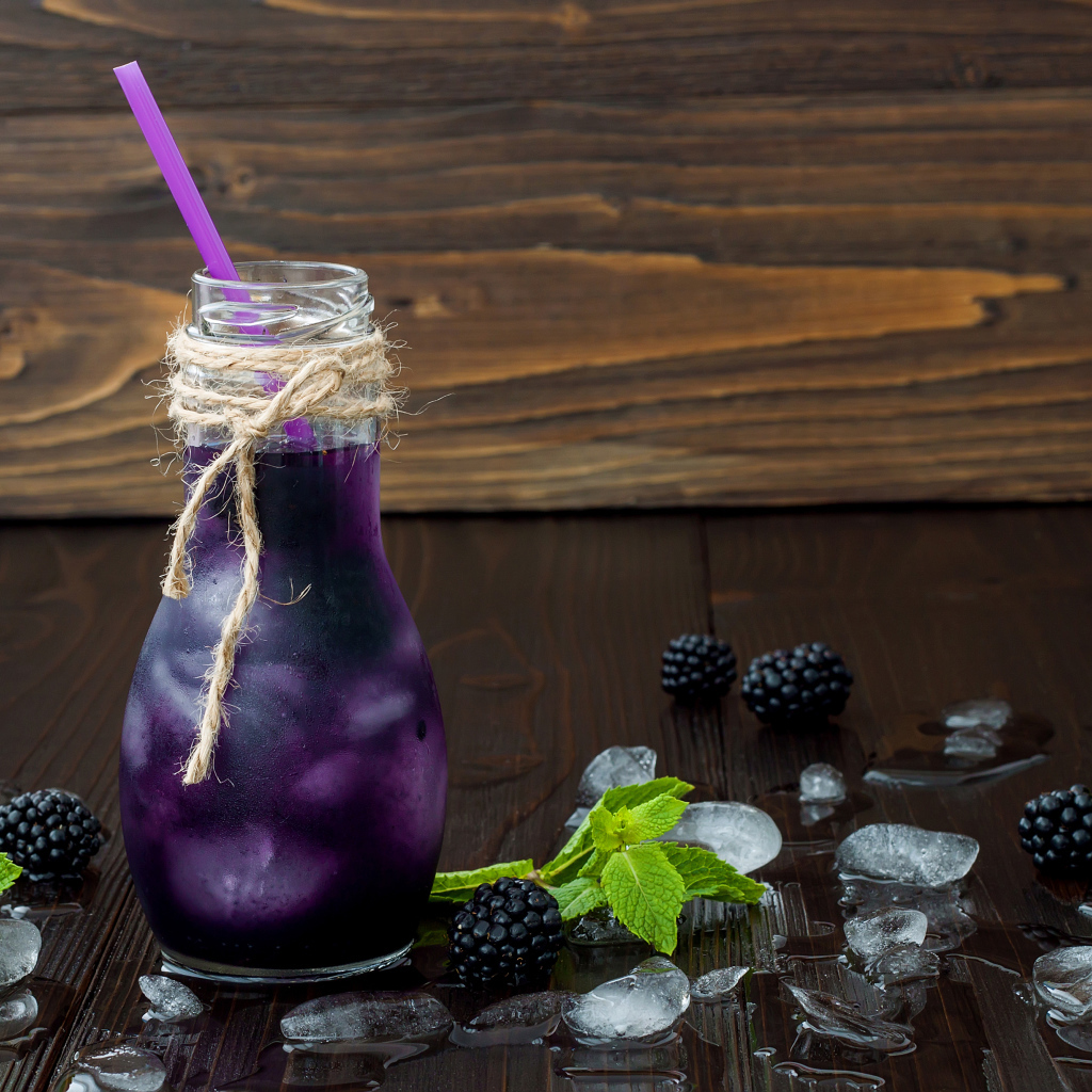 Напиток из ежевики с трубочкой и льдом